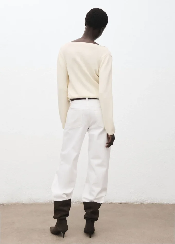 Svetr s drapovaným výstřihem Svetr s drapovaným výstřihem