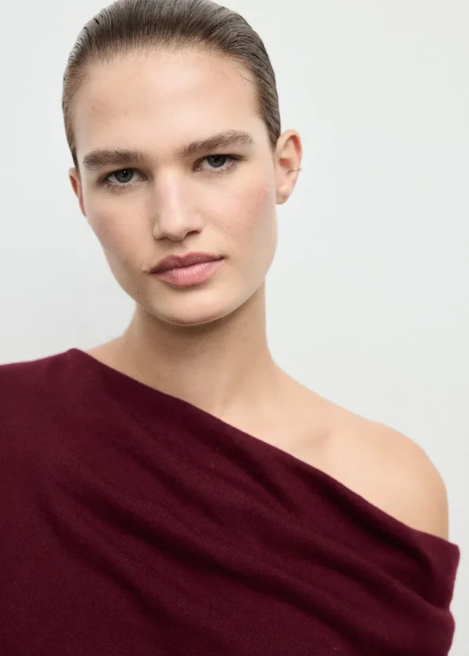 Svetr s drapovaným výstřihem Svetr s drapovaným výstřihem