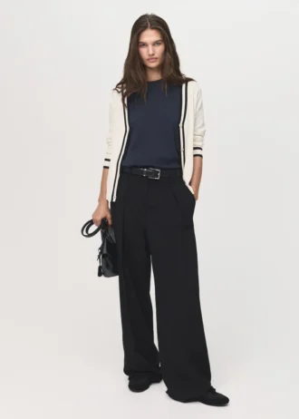 Svetr s kontrastními pruhy