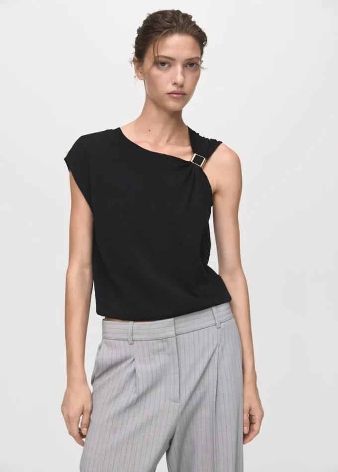 Svetr s krátkými rukávy a kovovým detailem Svetr s krátkými rukávy a kovovým detailem