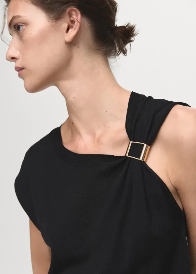 Svetr s krátkými rukávy a kovovým detailem Svetr s krátkými rukávy a kovovým detailem