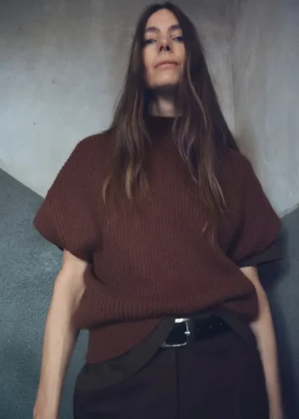 Svetr s krátkými rukávy a rolákovým výstřihem