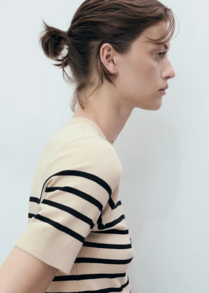 Svetr s krátkými rukávy z jemné pleteniny Svetr s krátkými rukávy z jemné pleteniny