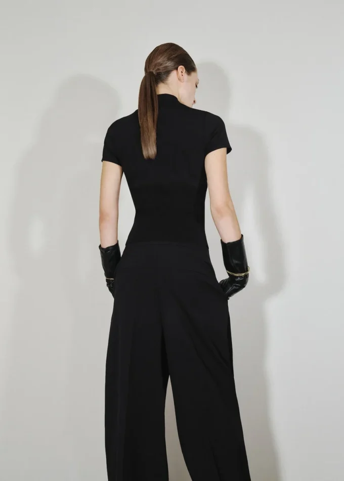 Svetr s límcem Perkins a výřezem Svetr s límcem Perkins a výřezem