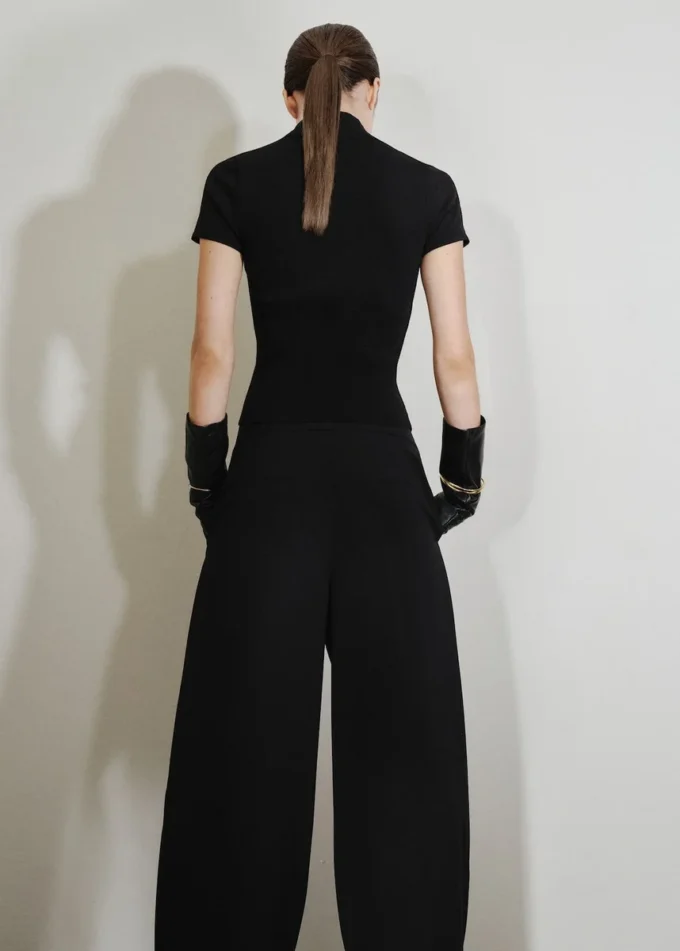 Svetr s límcem Perkins a výřezem Svetr s límcem Perkins a výřezem