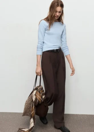 Svetr s lodním výstřihem