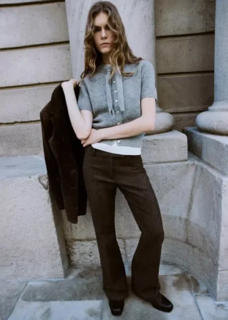 Svetr s mašlí u krku