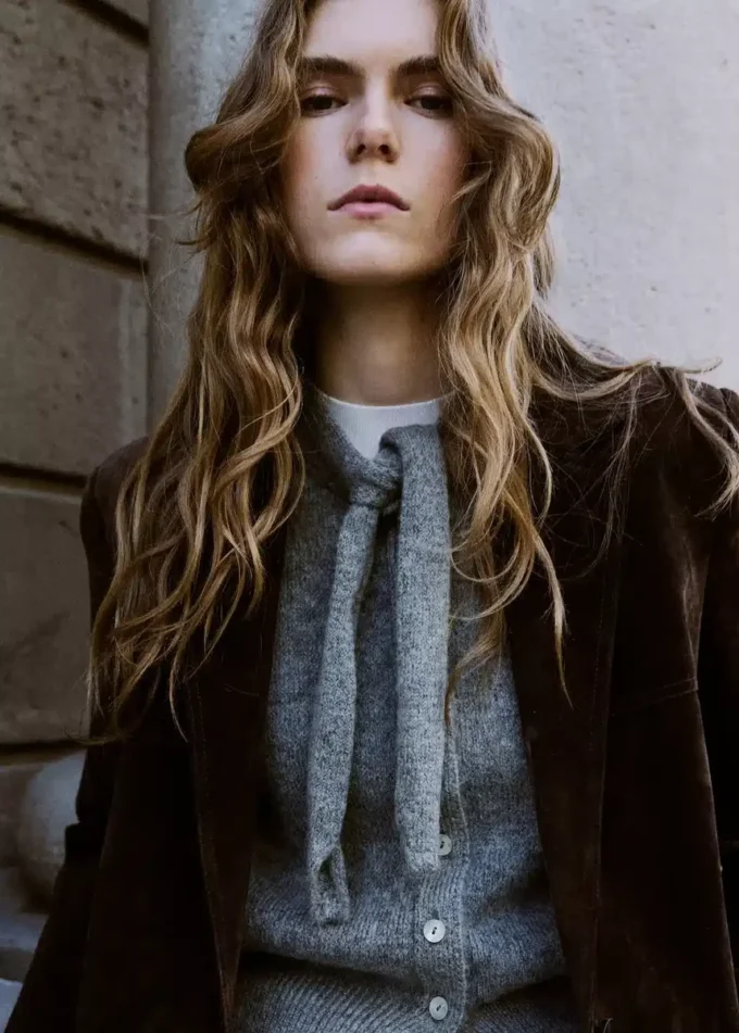 Svetr s mašlí u krku Svetr s mašlí u krku