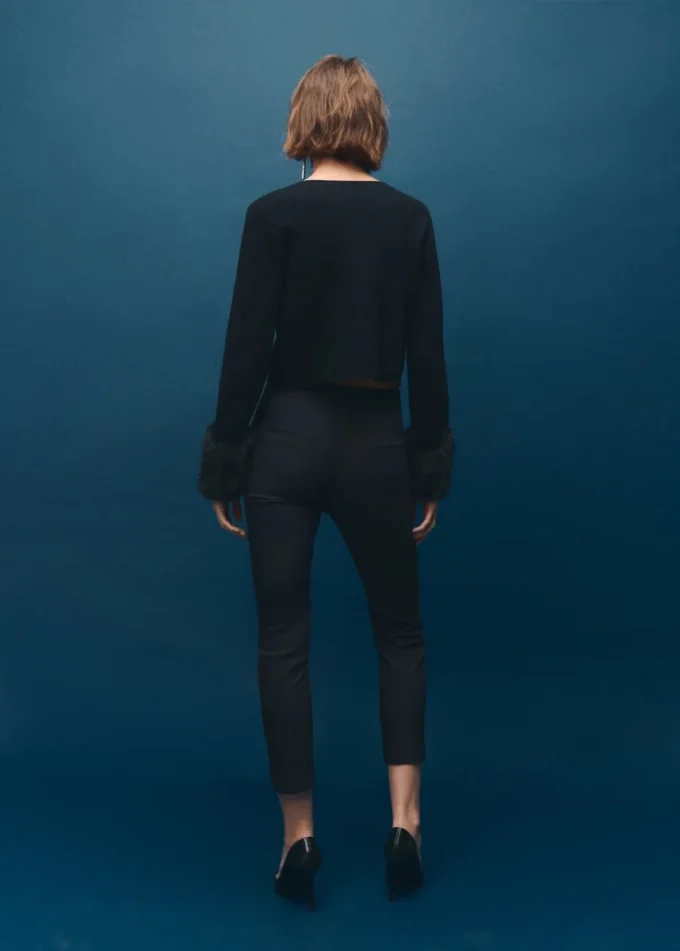 Svetr s manžetami z umělé kožešiny Svetr s manžetami z umělé kožešiny