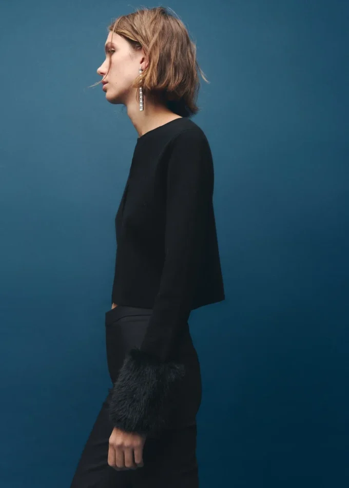 Svetr s manžetami z umělé kožešiny Svetr s manžetami z umělé kožešiny