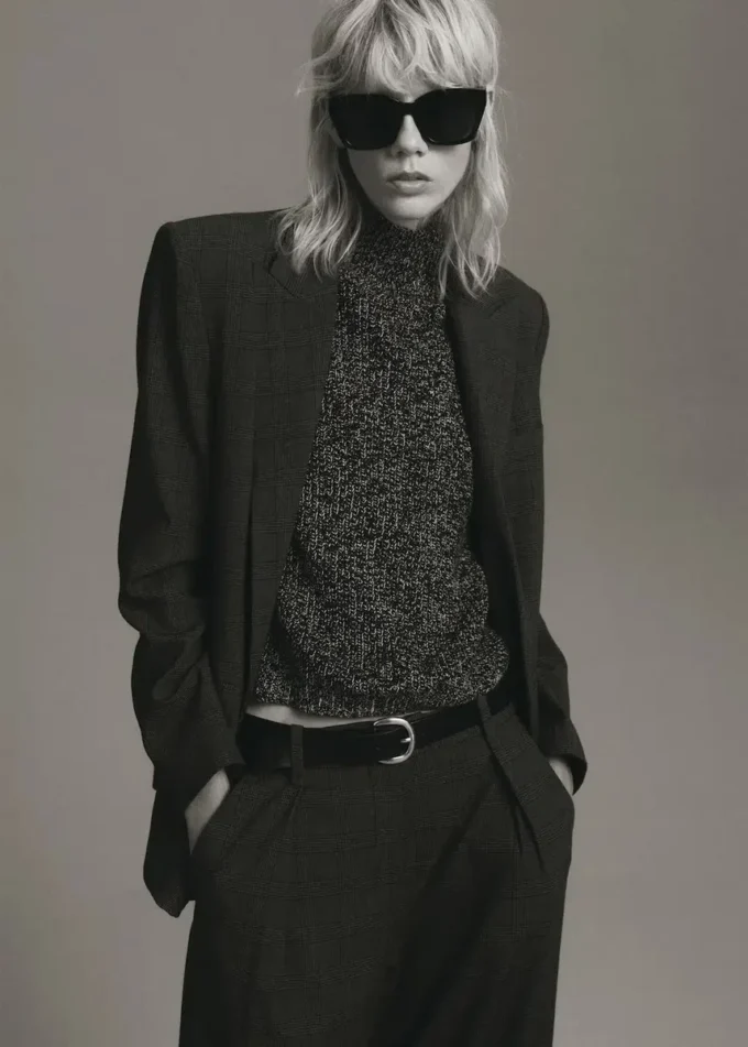 Svetr s melírovaným rolákem Svetr s melírovaným rolákem