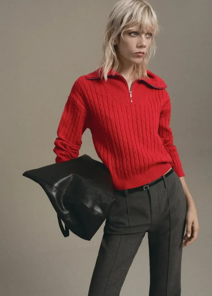 Svetr s pleteným vzorem a zipem u krku Svetr s pleteným vzorem a zipem u krku