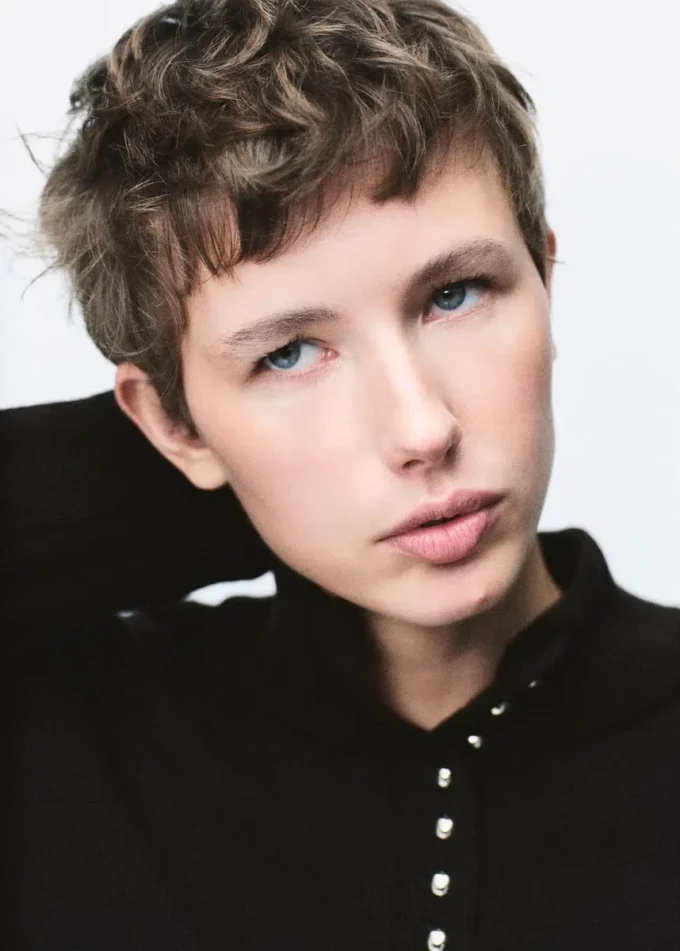 Svetr s rolákem a knoflíky Svetr s rolákem a knoflíky