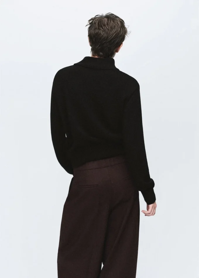 Svetr s rolákem a knoflíky Svetr s rolákem a knoflíky