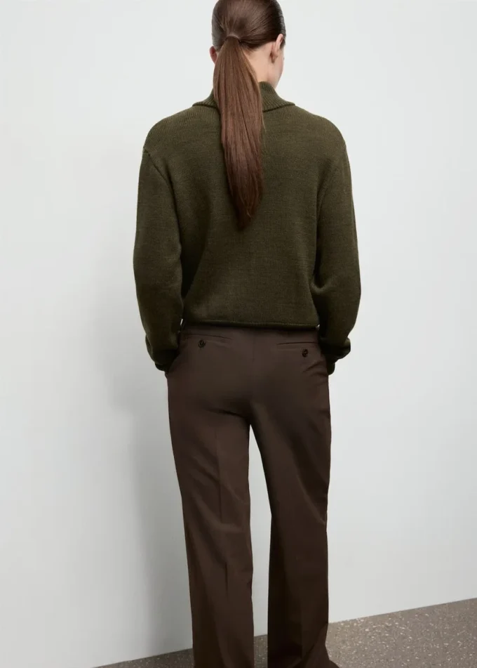 Svetr s rolákem a knoflíky Svetr s rolákem a knoflíky