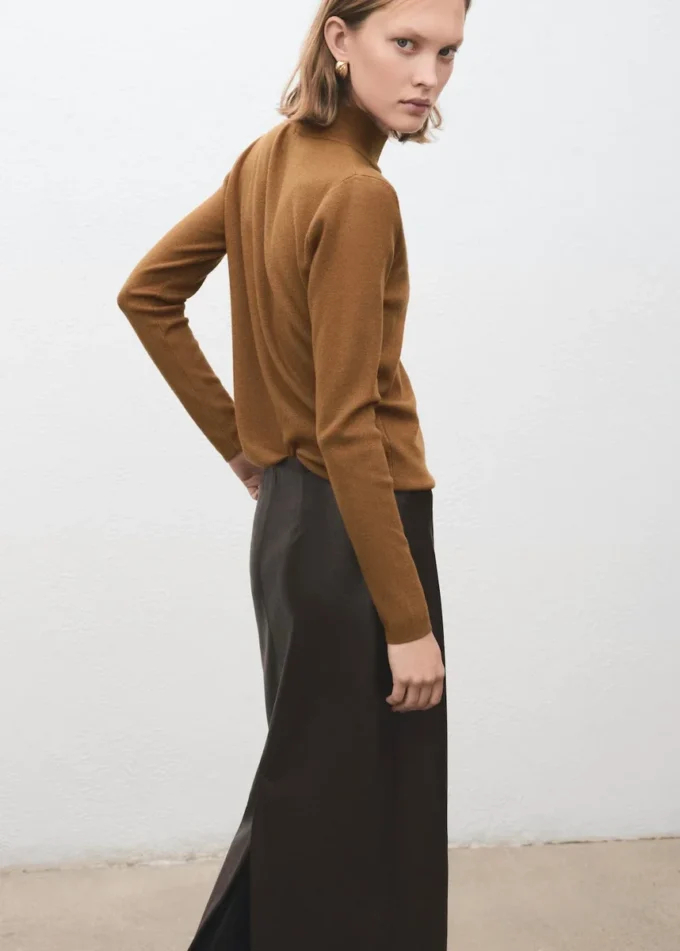 Svetr s rolákem a knoflíky Svetr s rolákem a knoflíky