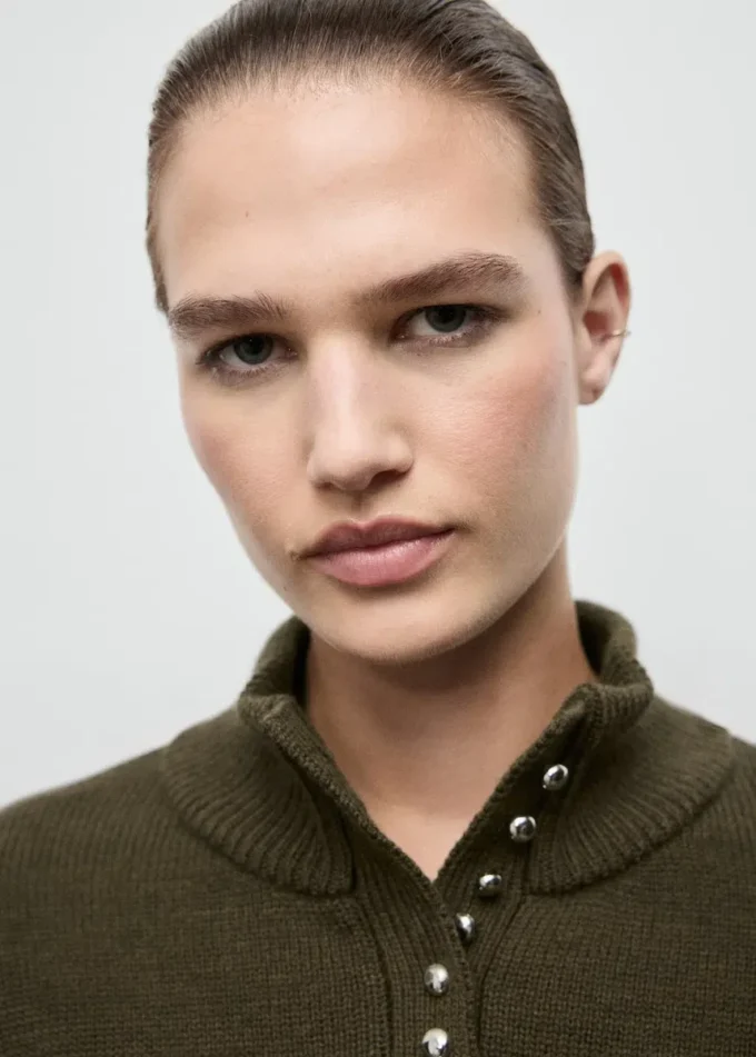 Svetr s rolákem a knoflíky Svetr s rolákem a knoflíky