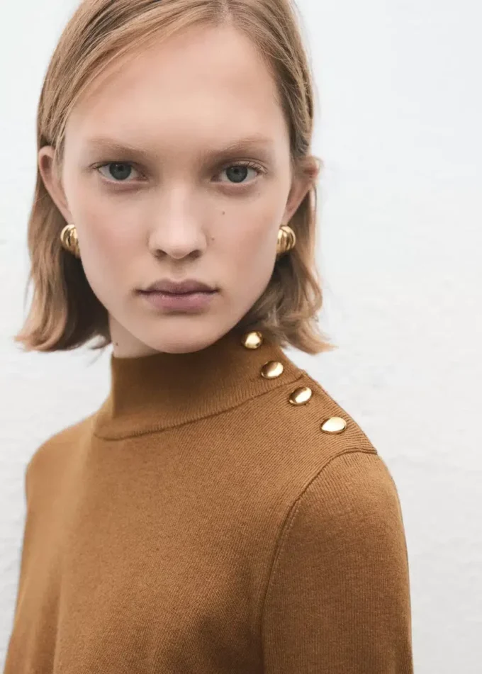 Svetr s rolákem a knoflíky Svetr s rolákem a knoflíky