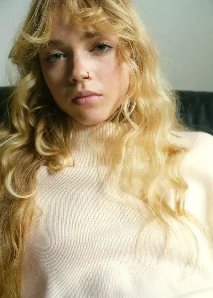 Svetr s rolákem a rozparky Svetr s rolákem a rozparky