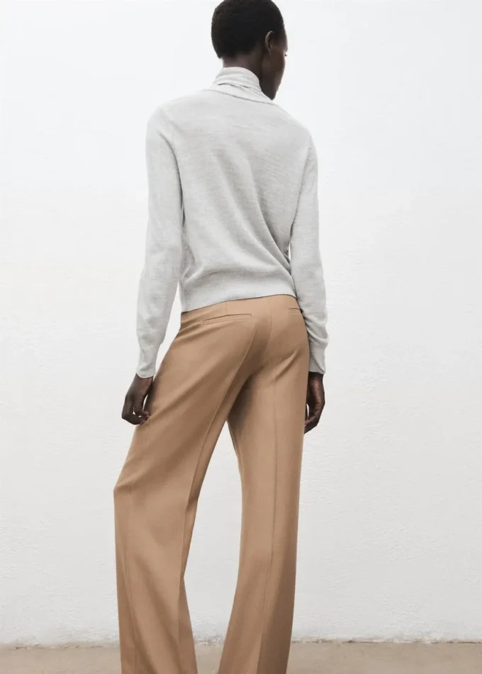 Svetr s rolákem a uzlem Svetr s rolákem a uzlem