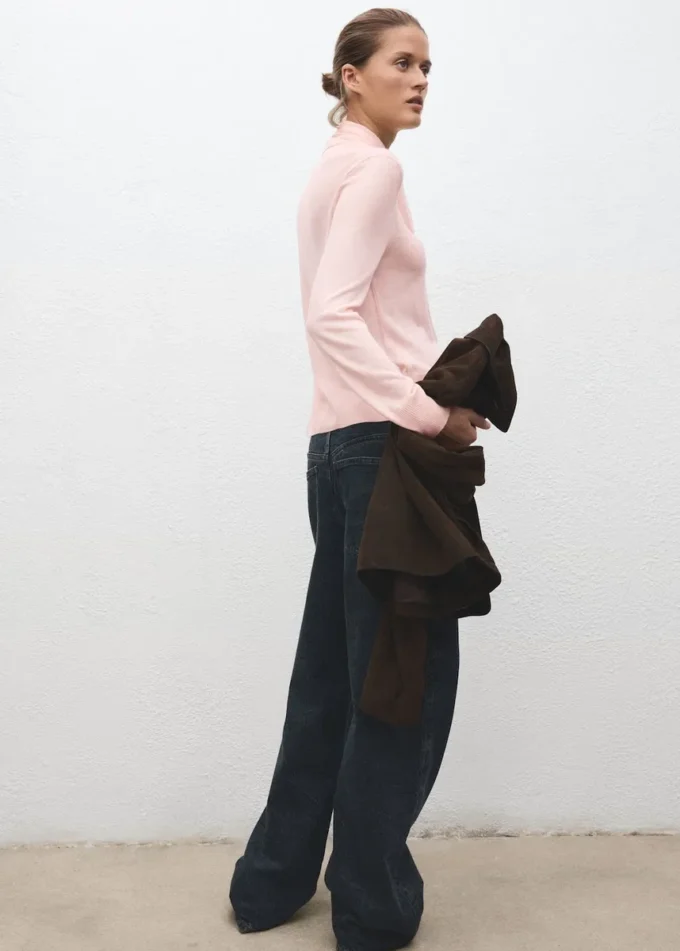 Svetr s rolákem a uzlem Svetr s rolákem a uzlem