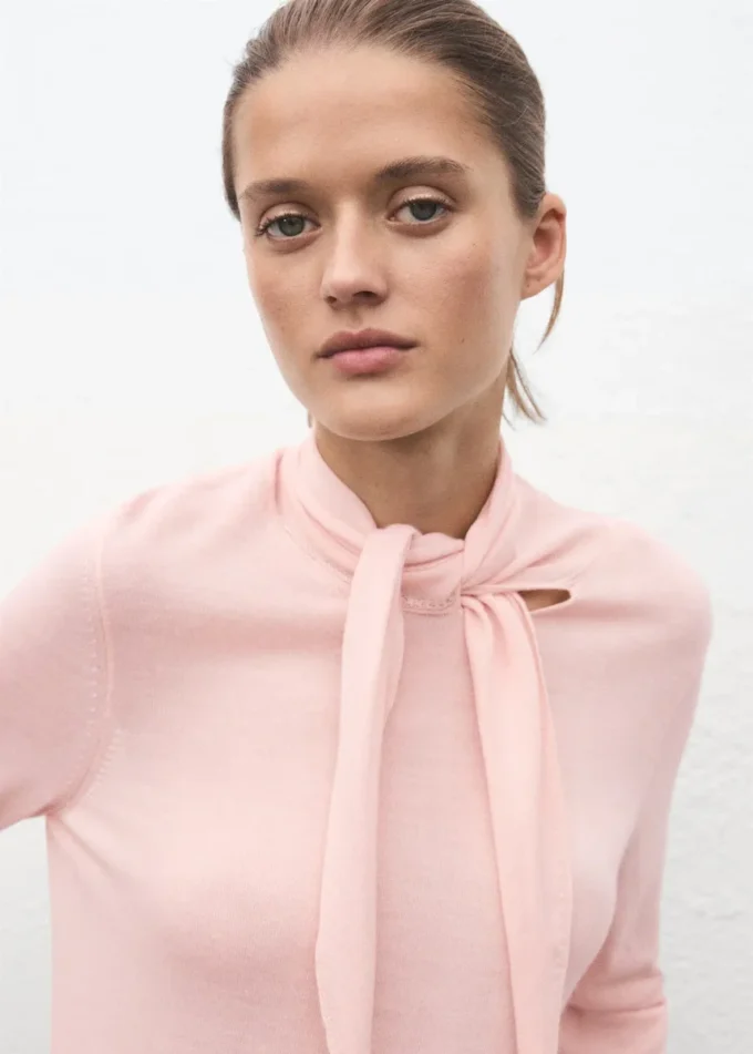 Svetr s rolákem a uzlem Svetr s rolákem a uzlem