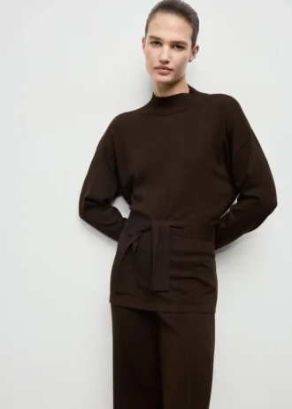 Svetr s uzlovým detailem