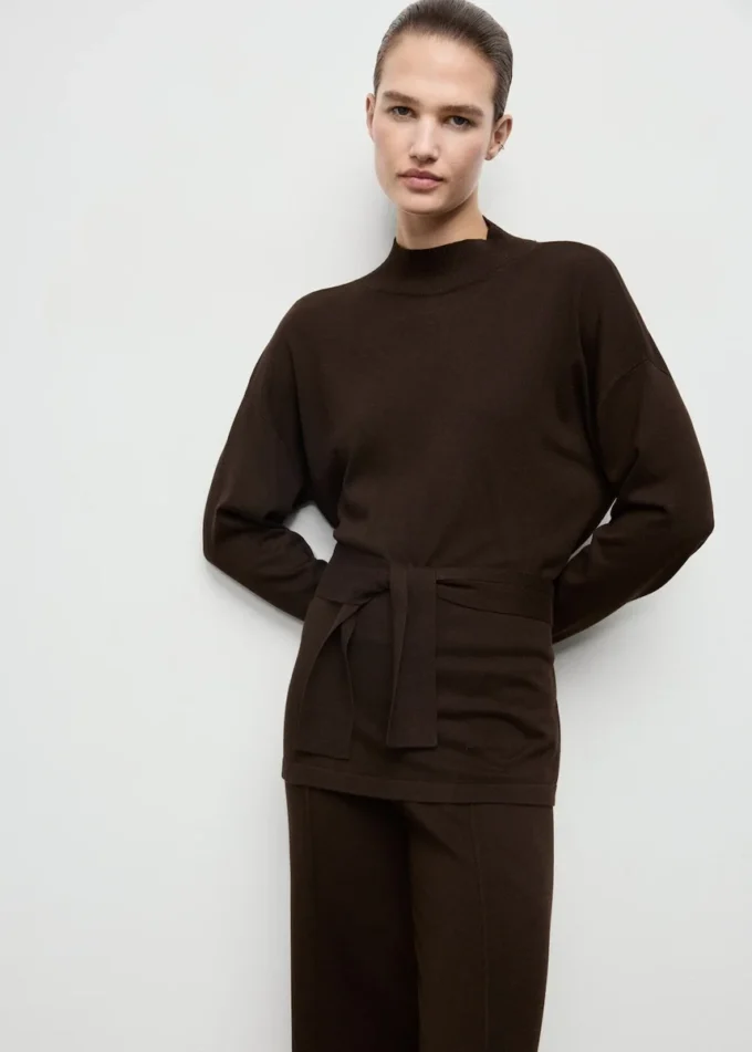 Svetr s uzlovým detailem Svetr s uzlovým detailem