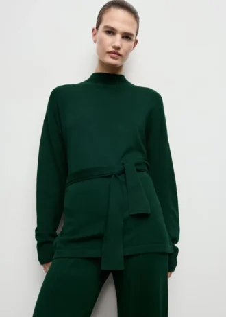 Svetr s uzlovým detailem