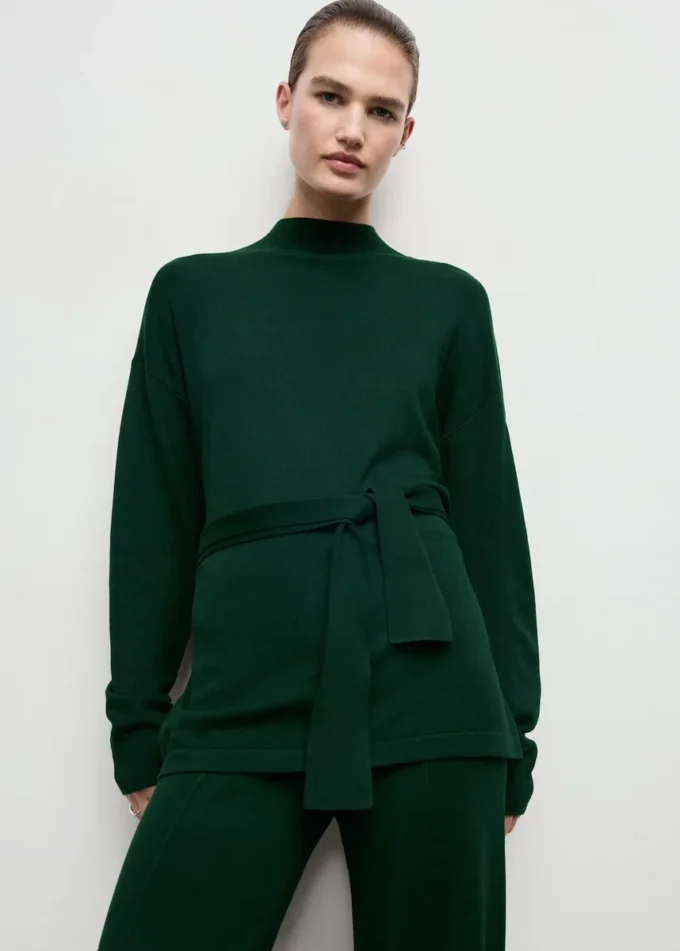 Svetr s uzlovým detailem Svetr s uzlovým detailem