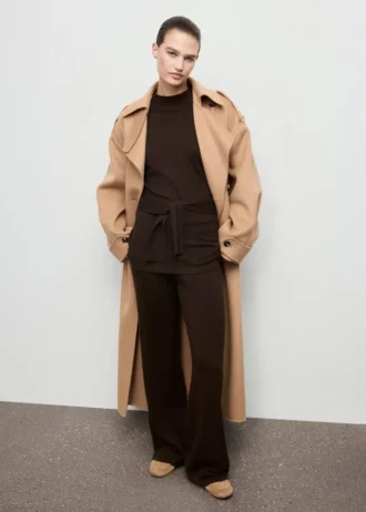 Svetr s uzlovým detailem