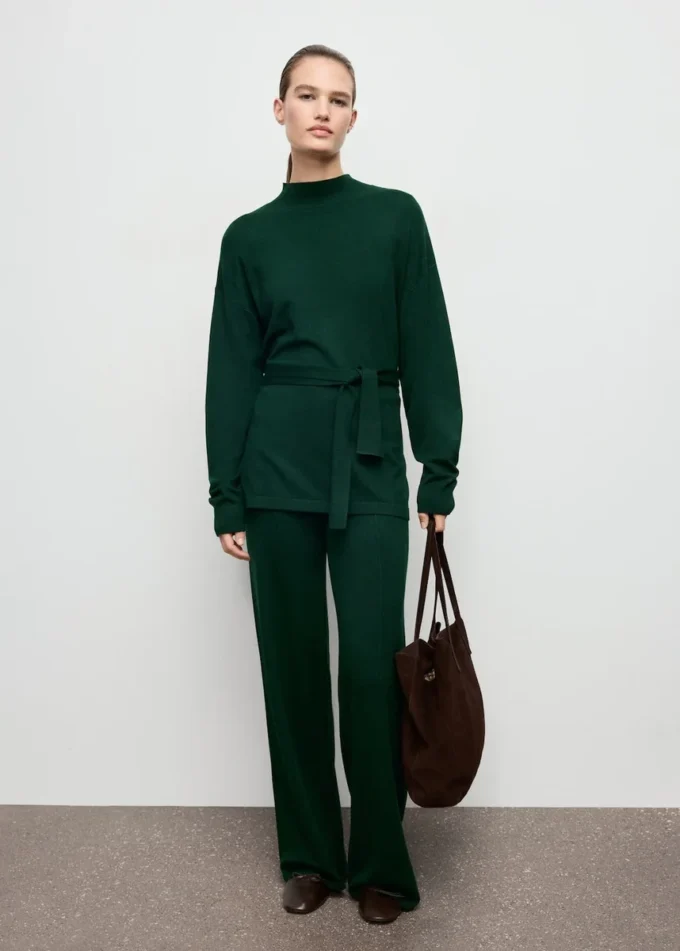 Svetr s uzlovým detailem Svetr s uzlovým detailem