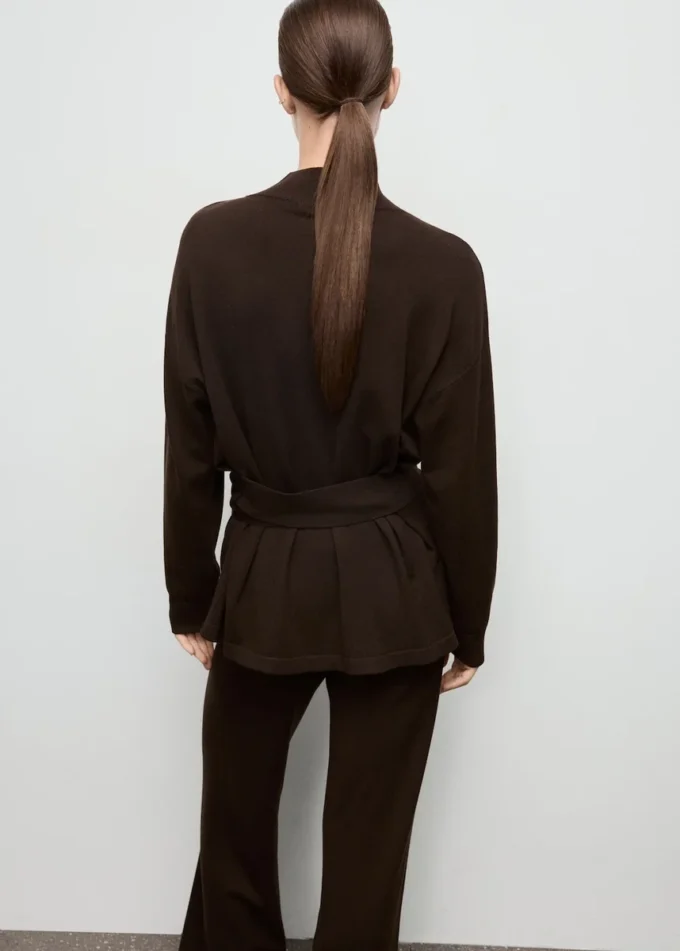 Svetr s uzlovým detailem Svetr s uzlovým detailem