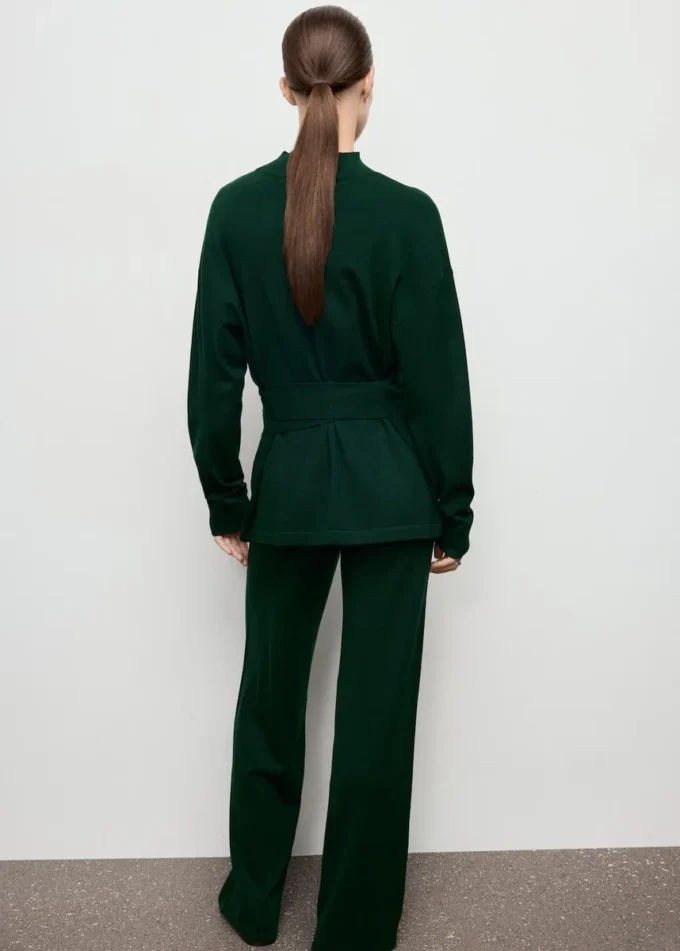 Svetr s uzlovým detailem Svetr s uzlovým detailem