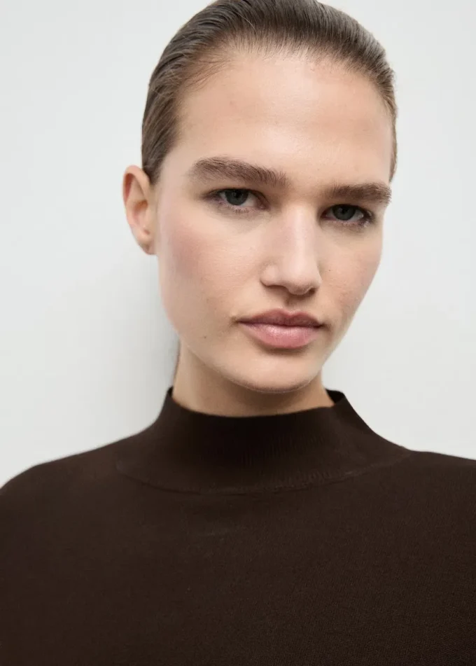 Svetr s uzlovým detailem Svetr s uzlovým detailem