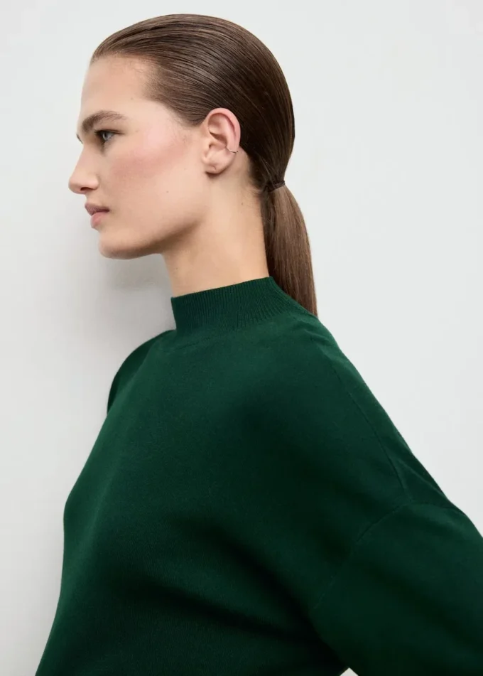 Svetr s uzlovým detailem Svetr s uzlovým detailem