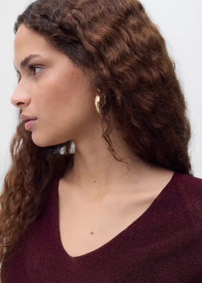 Svetr s výstřihem do V a lurexem Svetr s výstřihem do V a lurexem