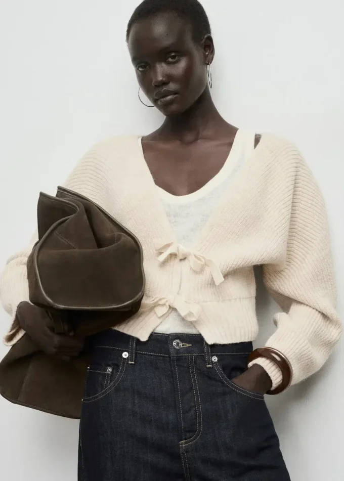 Svetr s výstřihem do V a mašlemi Svetr s výstřihem do V a mašlemi