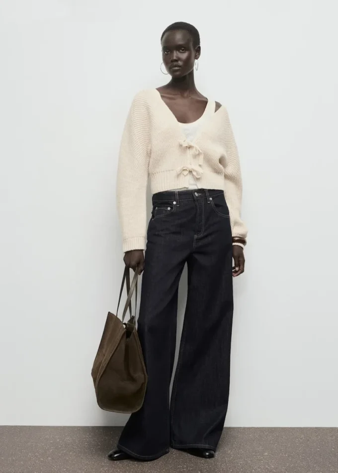 Svetr s výstřihem do V a mašlemi Svetr s výstřihem do V a mašlemi