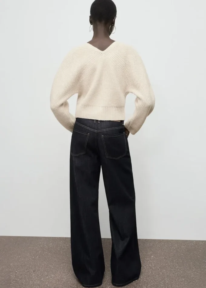 Svetr s výstřihem do V a mašlemi Svetr s výstřihem do V a mašlemi