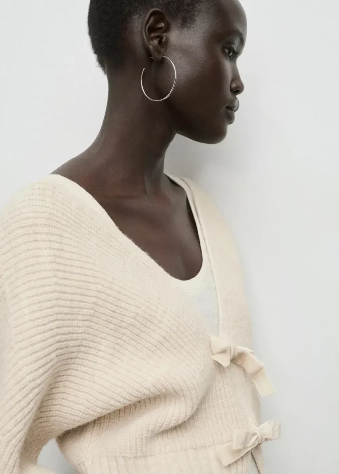 Svetr s výstřihem do V a mašlemi Svetr s výstřihem do V a mašlemi