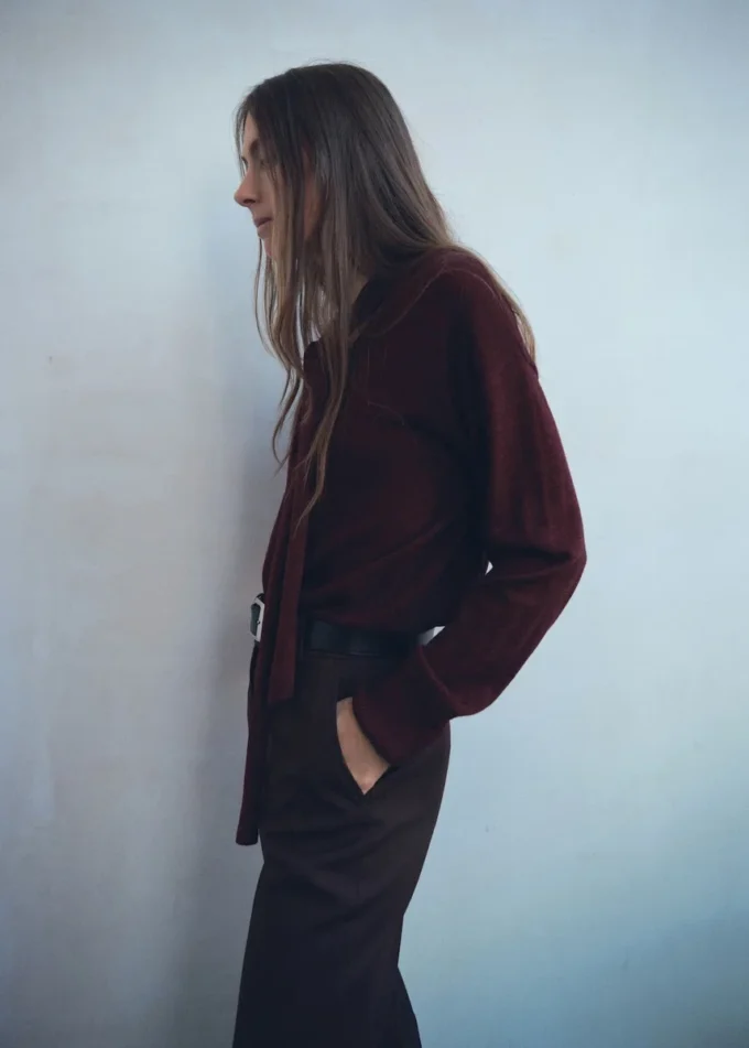 Svetr s výstřihem do V a šátkem Svetr s výstřihem do V a šátkem