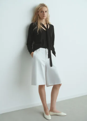 Svetr s výstřihem do V a šátkem