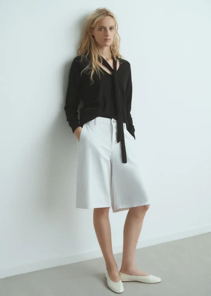 Svetr s výstřihem do V a šátkem Svetr s výstřihem do V a šátkem