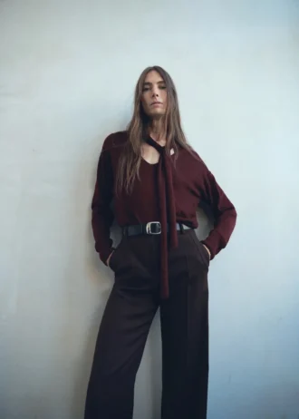 Svetr s výstřihem do V a šátkem