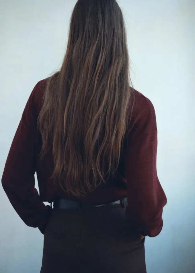 Svetr s výstřihem do V a šátkem Svetr s výstřihem do V a šátkem