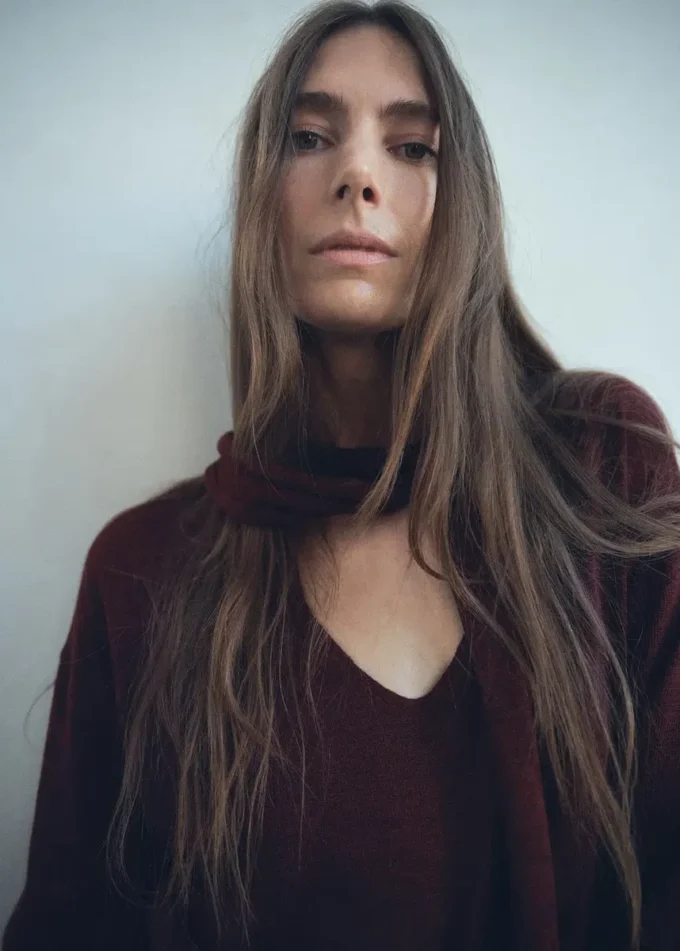 Svetr s výstřihem do V a šátkem Svetr s výstřihem do V a šátkem