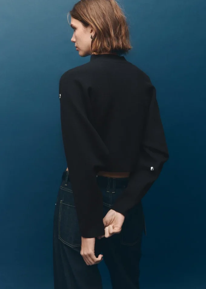 Svetr s výstřihem Perkins a kuličkami Svetr s výstřihem Perkins a kuličkami