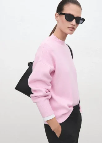 Svetr s vysokým límcem Svetr s vysokým límcem