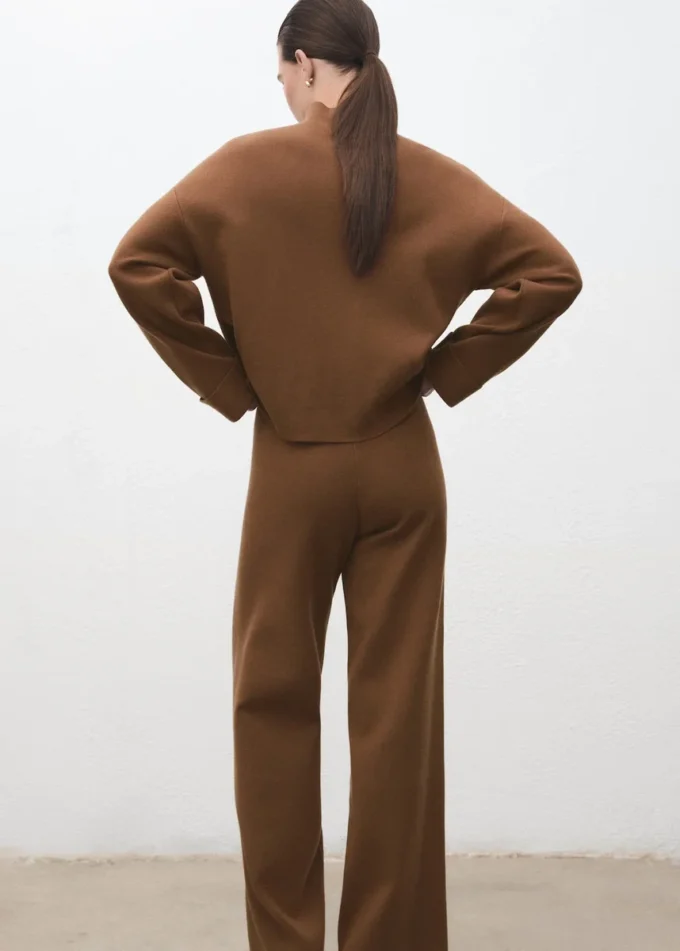 Svetr s vysokým límcem Svetr s vysokým límcem